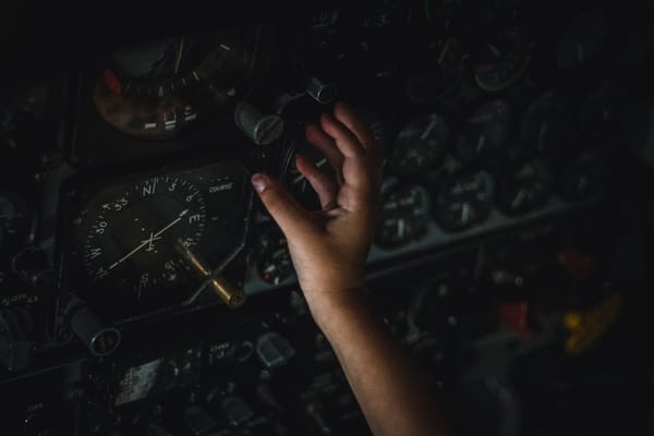 GitHub Copilot v1.110 把“能聊”推进到“能干”：长任务代理进入可控落地期